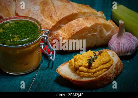 Pain de seigle grillé avec caviar de légumes bouillis sur une surface en bois de style rustique Banque D'Images