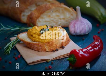 Pain de seigle grillé avec caviar de légumes bouillis sur une surface en bois de style rustique Banque D'Images