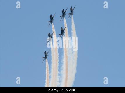 Dallas, Texas, États-Unis. 06 mai 2020 : les Blue Angels McDonnell Douglas F/A-18 Hornets survolent le centre-ville de Dallas pour saluer les travailleurs de première ligne pendant la pandémie de Covid-19 Albert Pena/CSM crédit : CAL Sport Media/Alay Live News Banque D'Images