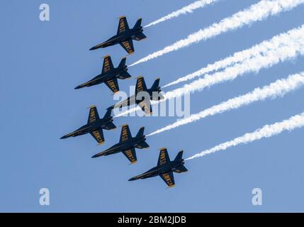 Dallas, Texas, États-Unis. 06 mai 2020 : les Blue Angels McDonnell Douglas F/A-18 Hornets survolent le centre-ville de Dallas pour saluer les travailleurs de première ligne pendant la pandémie de Covid-19 Albert Pena/CSM crédit : CAL Sport Media/Alay Live News Banque D'Images