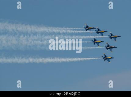 Dallas, Texas, États-Unis. 06 mai 2020 : les Blue Angels McDonnell Douglas F/A-18 Hornets survolent le centre-ville de Dallas pour saluer les travailleurs de première ligne pendant la pandémie de Covid-19 Albert Pena/CSM crédit : CAL Sport Media/Alay Live News Banque D'Images