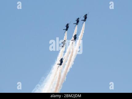 Dallas, Texas, États-Unis. 06 mai 2020 : les Blue Angels McDonnell Douglas F/A-18 Hornets survolent le centre-ville de Dallas pour saluer les travailleurs de première ligne pendant la pandémie de Covid-19 Albert Pena/CSM crédit : CAL Sport Media/Alay Live News Banque D'Images