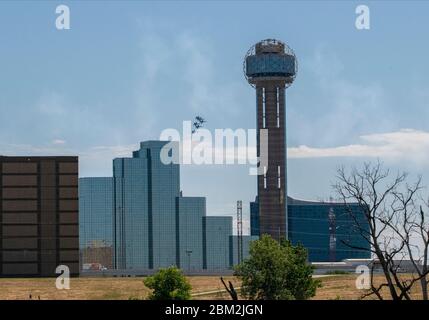 Dallas, Texas, États-Unis. 06 mai 2020 : les Blue Angels McDonnell Douglas F/A-18 Hornets survolent le centre-ville de Dallas pour saluer les travailleurs de première ligne pendant la pandémie de Covid-19 Albert Pena/CSM crédit : CAL Sport Media/Alay Live News Banque D'Images