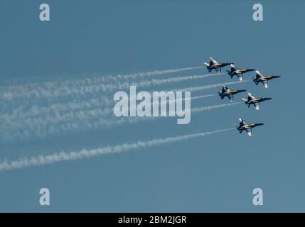 Dallas, Texas, États-Unis. 06 mai 2020 : les Blue Angels McDonnell Douglas F/A-18 Hornets survolent le centre-ville de Dallas pour saluer les travailleurs de première ligne pendant la pandémie de Covid-19 Albert Pena/CSM crédit : CAL Sport Media/Alay Live News Banque D'Images