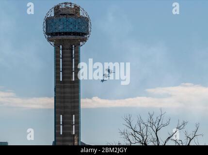 Dallas, Texas, États-Unis. 06 mai 2020 : les Blue Angels McDonnell Douglas F/A-18 Hornets survolent le centre-ville de Dallas pour saluer les travailleurs de première ligne pendant la pandémie de Covid-19 Albert Pena/CSM crédit : CAL Sport Media/Alay Live News Banque D'Images