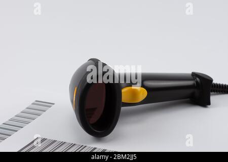 Lecteur de codes-barres USB noir avec obturateur jaune sur la liste de codes-barres Banque D'Images