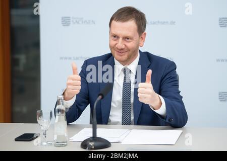 Dresde, Allemagne. 06e mai 2020. Michael Kretschmer (CDU), Premier ministre de Saxe, se met à prendre des gestes avant le début d'une conférence de presse. L'État libre veut relâcher un peu l'interdiction de contact dans la crise de Corona. Credit: Sebastian Kahnert/dpa-Zentralbild/dpa/Alay Live News Banque D'Images