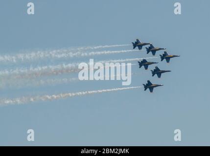 Dallas, Texas, États-Unis. 06 mai 2020 : les Blue Angels McDonnell Douglas F/A-18 Hornets survolent le centre-ville de Dallas pour saluer les travailleurs de première ligne pendant la pandémie de Covid-19 Albert Pena/CSM crédit : CAL Sport Media/Alay Live News Banque D'Images