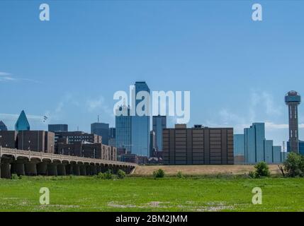 Dallas, Texas, États-Unis. 06 mai 2020 : les Blue Angels McDonnell Douglas F/A-18 Hornets survolent le centre-ville de Dallas pour saluer les travailleurs de première ligne pendant la pandémie de Covid-19 Albert Pena/CSM crédit : CAL Sport Media/Alay Live News Banque D'Images