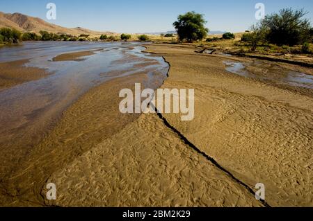 lit de rivière africain avec lignes géométriques Banque D'Images