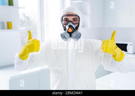 Portrait d'un ouvrier nettoyant réussi homme dans des lunettes gants montrer pouce vers le haut symbole approuver la décontamination covid-19 procédure d'infection de la grippe porter des lunettes Banque D'Images