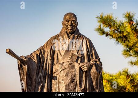 Miyajima, Préfecture d'Hiroshima / Japon - 21 décembre 2017 : statue de Taira No Kiyomori, samouraï du XIIe siècle qui a construit le célèbre marais de Itsukushima Miyajima Banque D'Images