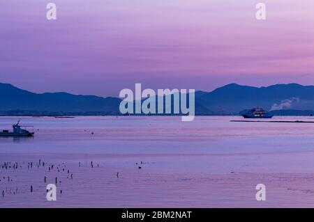 Magnifique lever de soleil violet au-dessus de la baie d'Hiroshima, Seuto Mer intérieure du Japon, Hiroshima, Japon Banque D'Images