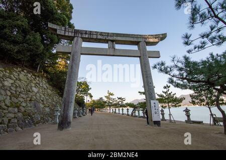 Préfecture d'Hiroshima / Japon - 21 décembre 2017 : entrée à la porte torii du Shinto Shrine d'Itsukushima sur l'île d'Itsukushima Miyajima, UNESCO W Banque D'Images