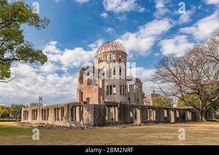Hiroshima / Japon - 21 décembre 2017 : le dôme de la bombe atomique au Mémorial de la paix d'Hiroshima, site du patrimoine mondial de l'UNESCO, mémorial aux victimes d'une attaque nucléaire Banque D'Images