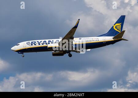 Budapest / Hongrie - 20 août 2018 : arrivée et atterrissage d'un avion de passagers EI-ENY Ryanair Boeing 737-800 à l'aéroport de Budapest Banque D'Images