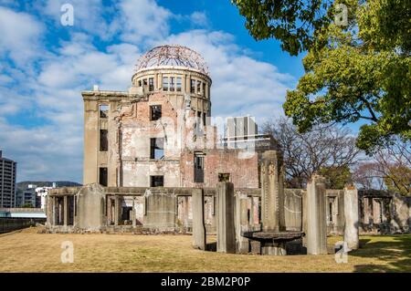 Hiroshima / Japon - 21 décembre 2017 : le dôme de la bombe atomique au Mémorial de la paix d'Hiroshima, site du patrimoine mondial de l'UNESCO, mémorial aux victimes d'une attaque nucléaire Banque D'Images