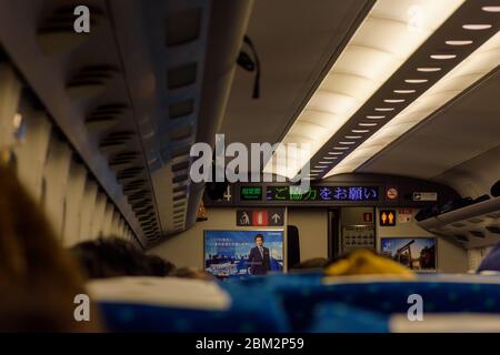 Osaka / Japon - 20 décembre 2017 : intérieur du train à grande vitesse Nozomi Shinkansen de la Compagnie de chemin de fer du Japon, série N700 de l'Ouest du JR, sur la ligne Tokaido Sanyo Banque D'Images