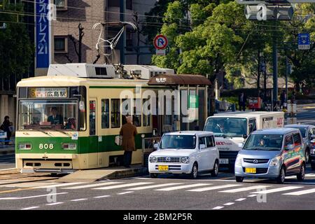 Hiroshima / Japon - 20 décembre 2017 : tramway public dans le centre-ville d'Hiroshima, Japon Banque D'Images