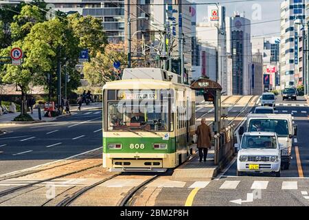 Hiroshima / Japon - 20 décembre 2017 : tramway public dans le centre-ville d'Hiroshima, Japon Banque D'Images