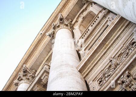 Détail d'une colonne capitale sur la façade de la basilique San Peters Banque D'Images