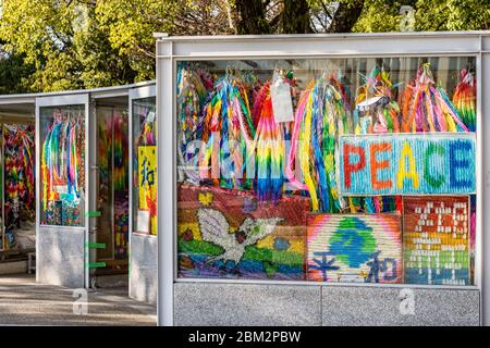 Hiroshima / Japon - 21 décembre 2017 : grues en papier aux couleurs vives au monument de la paix des enfants pour commémorer Sadako Sasaki et des milliers de chèques Banque D'Images