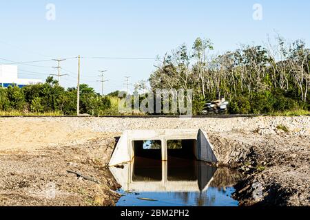 Ponceau en béton sous une route nouvellement construite. Florianopolis, Santa Catarina, Brésil. Banque D'Images