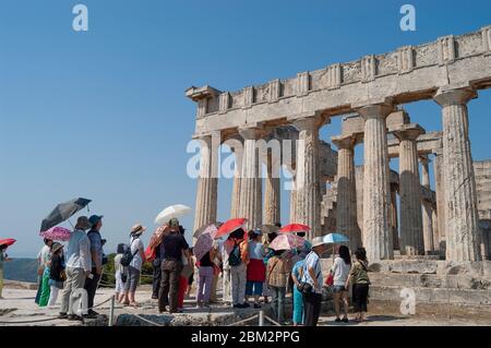 Groupe touristique au Temple d'Aphaia sur l'île grecque d'Aegina, Golfe Saronique, Grèce Banque D'Images