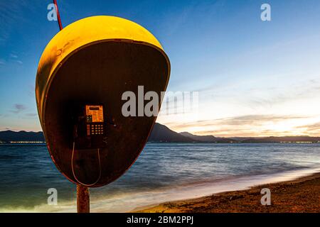 Cabine téléphonique sur la rive de la plage de Tapera en soirée. Florianopolis, Santa Catarina, Brésil. Banque D'Images