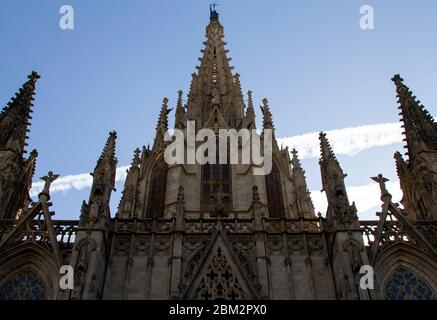 La cathédrale Sainte-Croix et Saint-Eulalia , également connue sous le nom de cathédrale de Barcelone, est la cathédrale gothique et siège de l'archevêque de Barcelone Banque D'Images