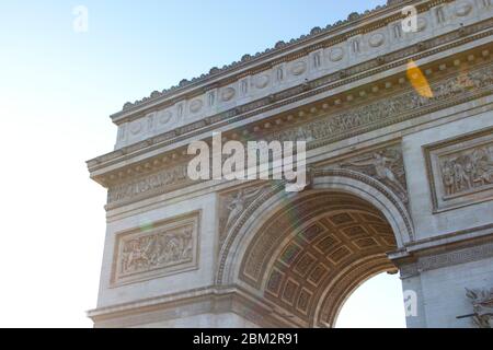 Détail de l'Arc de Triomphe de l'étoile (Arc de Triomphe) avec lumière et évasements arc-en-ciel Banque D'Images