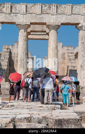 Groupe touristique au Temple d'Aphaia sur l'île grecque d'Aegina, Golfe Saronique, Grèce Banque D'Images