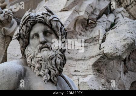 Sculpture de dieu de rivière représentant le Gange à la Fontana dei Quattro Fiumi (Fontaine des quatre rivières) sur la Piazza Navona Banque D'Images