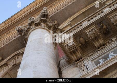 Architecture barroque. Détail d'une colonne capitale sur la façade de la basilique San Peters Banque D'Images