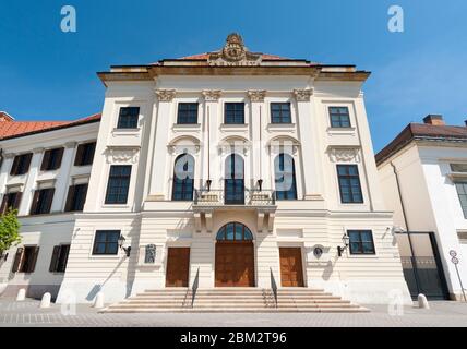 BUDAPEST, HONGRIE - 24 avril 2020 : ancien monastère de Karmelita, aujourd'hui bureau du Premier ministre dans le château de Buda. Banque D'Images