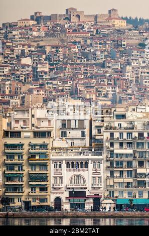 Vue panoramique rare de la ville de Thessalonique, prise de vue depuis la mer avec téléobjectif Banque D'Images