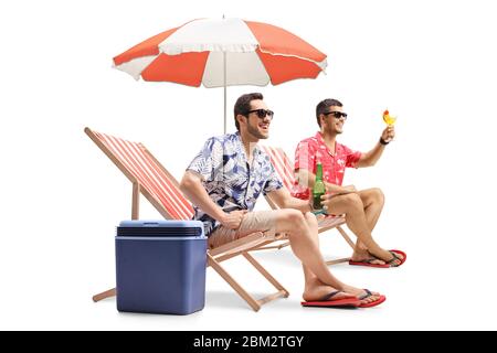 Deux amis masculins prenant un verre et prenant le soleil isolés sur fond blanc Banque D'Images