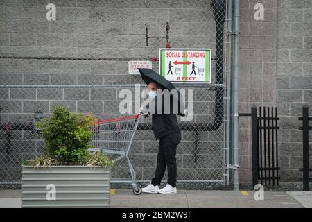 New York, NY, États-Unis. 6 mai 2020. Les gens adhèrent à la distanciation sociale en attendant en ligne pour faire des achats à un Costco dans le quartier de Brooklyn le 6 mai 2020 à New York. Crédit : Bryan Smith/ZUMA Wire/Alay Live News Banque D'Images