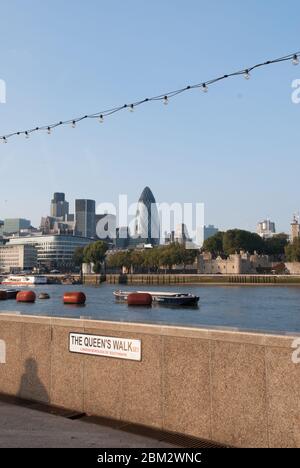 Ville de Londres vue depuis la Queen's Walk, Londres, SE1 Riverside River Thames Square Mile Banque D'Images