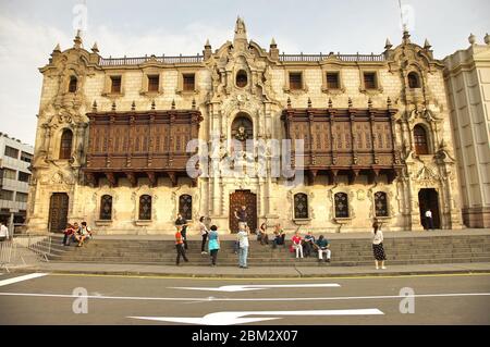 Lima, Pérou – 5 décembre 2019 la cathédrale de la basilique est située sur la Plaza Mayor du centre-ville de Lima Banque D'Images