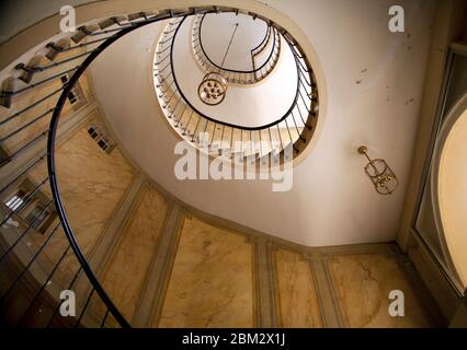 Grand escalier élicoidal à l'intérieur d'un ancien bâtiment résidentiel de Paris, France Banque D'Images