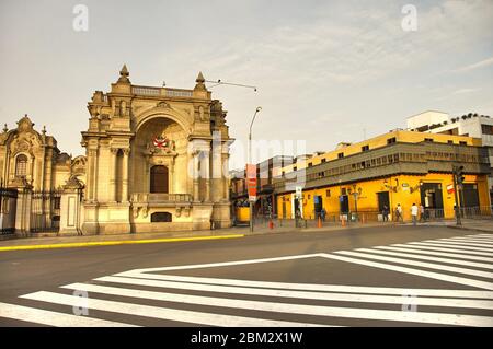 Lima, Pérou – 5 décembre 2019 la cathédrale de la basilique est située sur la Plaza Mayor du centre-ville de Lima Banque D'Images