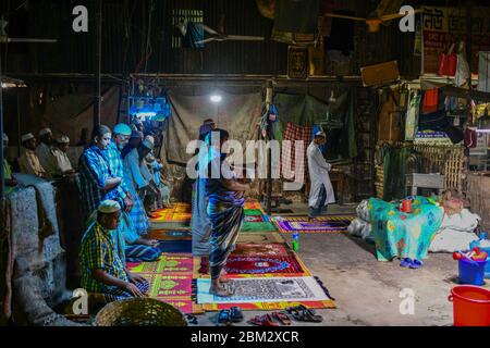 Les travailleurs d'un marché de gros sont vus à l'intérieur de la mosquée en priant pendant le mois Saint du Ramadan à Dhaka, au Bangladesh, le 06 mai 2020. Banque D'Images