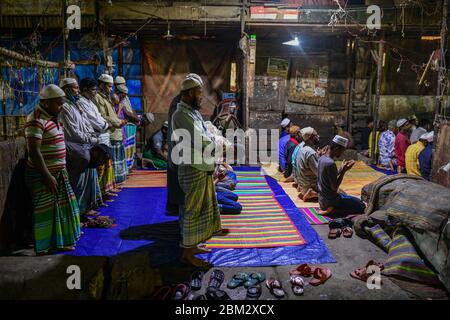 Les travailleurs d'un marché de gros sont vus à l'intérieur de la mosquée en priant pendant le mois Saint du Ramadan à Dhaka, au Bangladesh, le 06 mai 2020. Banque D'Images