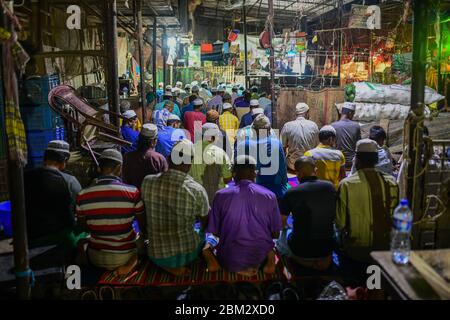 Les travailleurs d'un marché de gros sont vus à l'intérieur de la mosquée en priant pendant le mois Saint du Ramadan à Dhaka, au Bangladesh, le 06 mai 2020. Banque D'Images