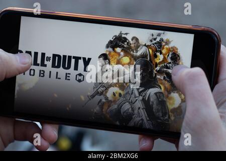New York, Etats-Unis - 1er mai 2020 : gros plan du logo de l'application mobile Call of Duty sur l'écran du téléphone, éditorial Banque D'Images