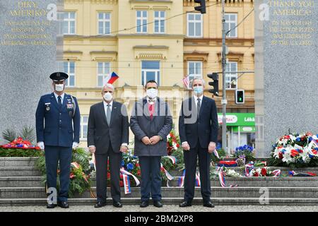 Pilsen, République tchèque. 06e mai 2020. (De gauche à droite) Ambassade des États-Unis Défense et Air Attache Col. Sean J. Cantrell, Ambassadeur des États-Unis en République tchèque Stephen B. King, Maire de Plzen Martin Baxa et Ambassadeur du Royaume de Belgique en République tchèque Gregoire Cuvelier posent à Merci, l'Amérique! mémorial à la libération de Plzen par l'armée américaine le 6 mai 1945, le mercredi 6 mai 2020. Le festival annuel de la liberté, précédemment prévu, du Plzen a dû être annulé en raison des restrictions anti-coronavirus interdisant les grands rassemblements de personnes. Crédit: Miroslav Chaloupka/CTK photo/Alay Live News Banque D'Images