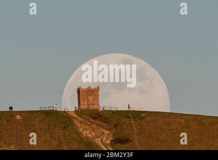 Moon s'élève au-dessus de Rivington Pike, Bolton, Lancashire, avant la dernière superlune de l'année, qui sera visible au-dessus du Royaume-Uni jeudi soir. La pleine lune de mai est également connue sous le nom de 'lune de fleur', signifiant les fleurs qui fleurissent pendant le mois. Photo PA. Date de la photo: Mercredi 6 mai 2020. La pleine lune de ce mois-ci est également la surlune, ce qui signifie qu'elle sera environ 6 pour cent plus grande qu'une pleine lune typique et environ 14 pour cent plus grande qu'une microlune, qui est quand la lune est à son point le plus éloigné de la Terre. Voir PA Story SCIENCE Supermoon. Le crédit photo devrait se lire comme suit : Peter Byrne/PA Wire Banque D'Images