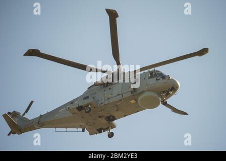 Prestwick, Royaume-Uni. 6 mai 2020. Photo : un hélicoptère Merlin Mk3 de la Marine royale est vu voler à l'aéroport international de Prestwick pendant le verrouillage étendu du coronavirus (COVID-19). Crédit : Colin Fisher/Alay Live News Banque D'Images