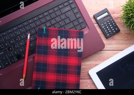 bureau avec ordinateur portable et bloc-notes Banque D'Images